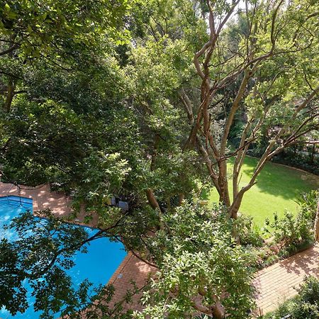 Protea Hotel By Marriott Johannesburg Balalaika Sandton Exterior foto