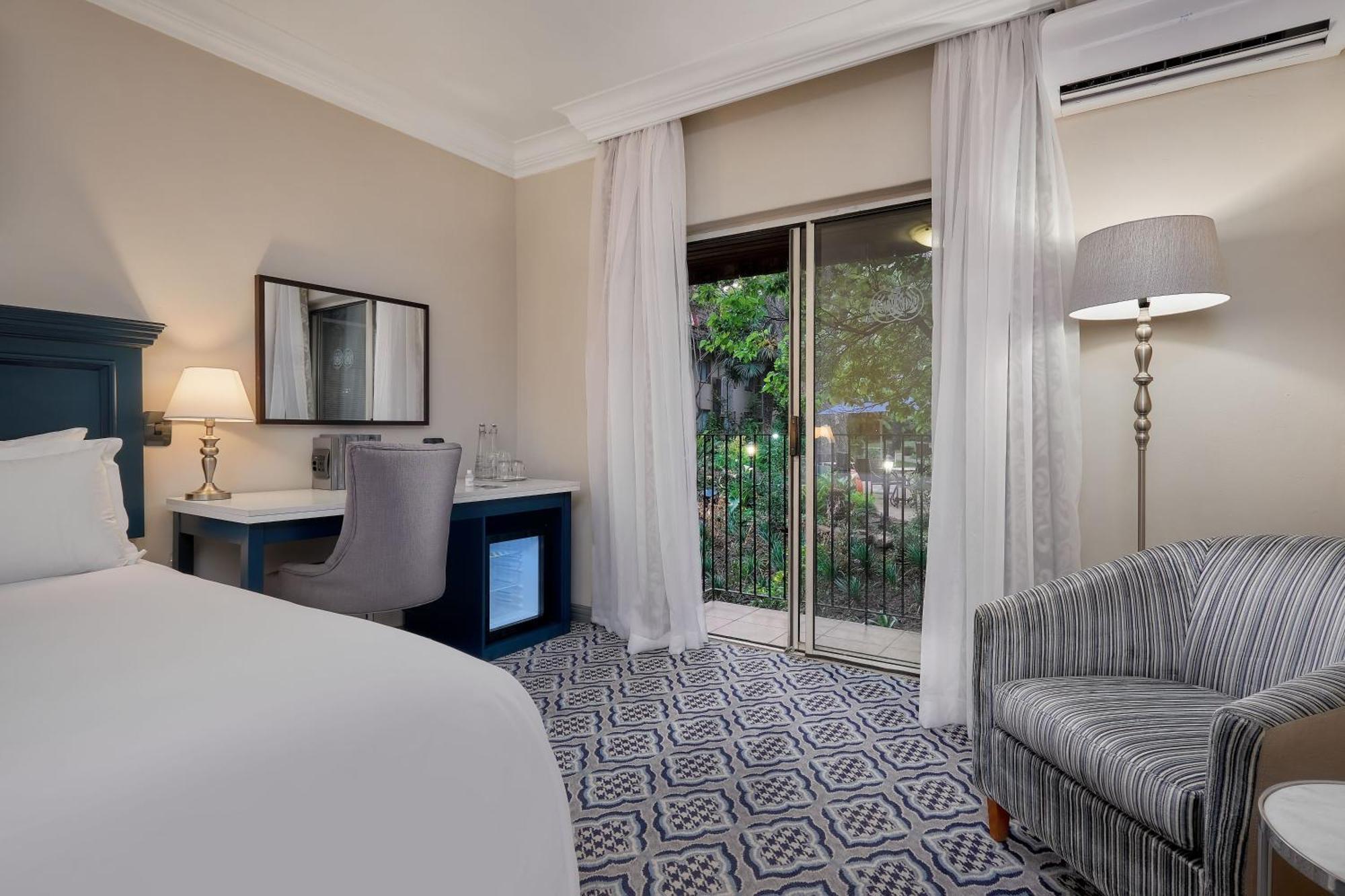Protea Hotel By Marriott Johannesburg Balalaika Sandton Exterior foto