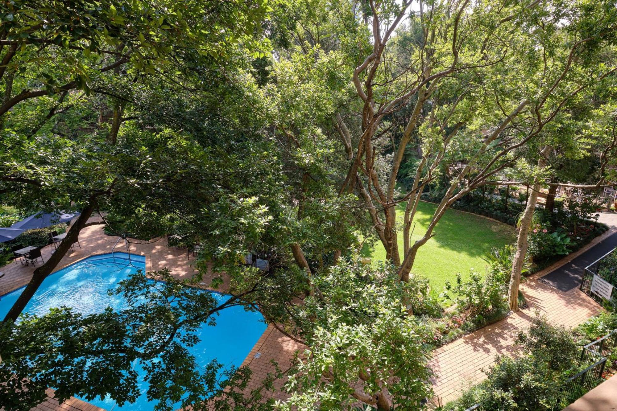 Protea Hotel By Marriott Johannesburg Balalaika Sandton Exterior foto